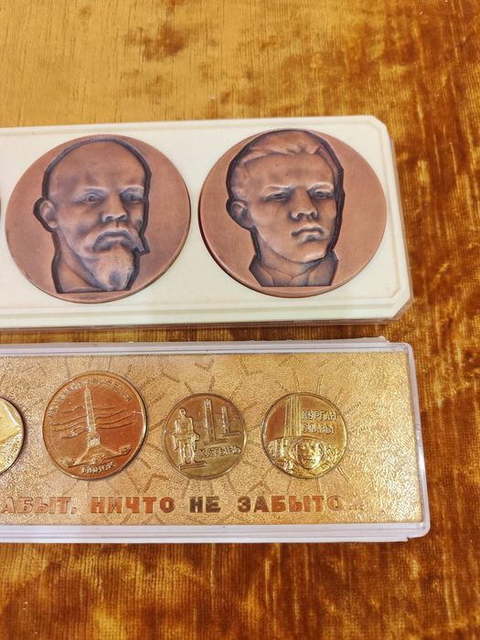 Продавам плакети