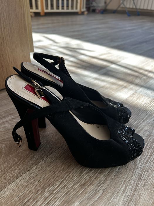 Продам обувь по 2000 тг за одну пару.