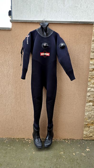 Costum etans de scufundare