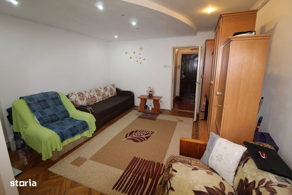 Închiriez garsonieră în Hunedoara, zona Bd. Dacia-Sanitas, etaj 1...
