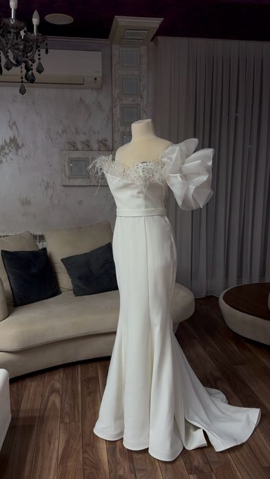 Луксозна елегантна рокля с пера и блясък