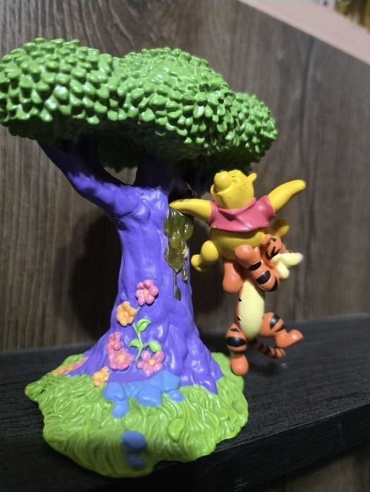 Winnie the Pooh & Tigger in the honey tree