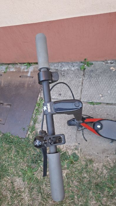 Trotineta electrica Nineboot funcționează bine starea se vede in poze a fost achiziționată pentru baiat dar având 12 ani nu are voie sa conducă...