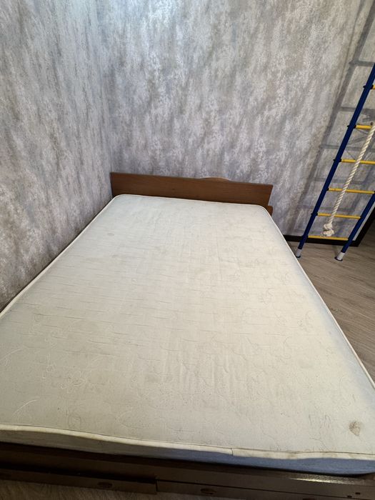Кровать с матрасом