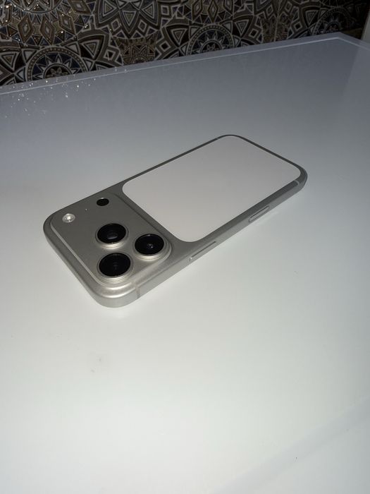 Iphone 17 pro почти новый
