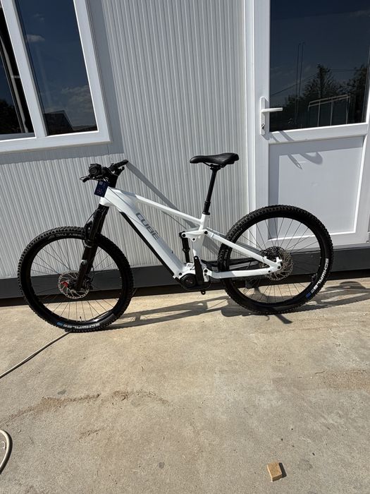 Bicicleta electrica cube  ONE44 EXC 800 METALLICWHITE BLACK 2025