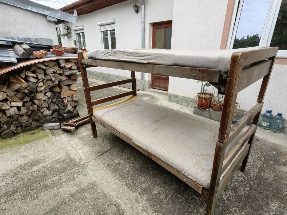 Vând pat din lemn masiv
