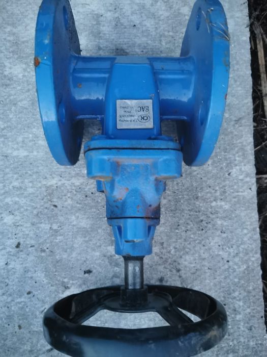 продам задвижки, фланцы, отводы