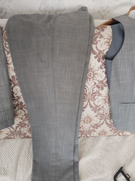 Продам костюм тройка