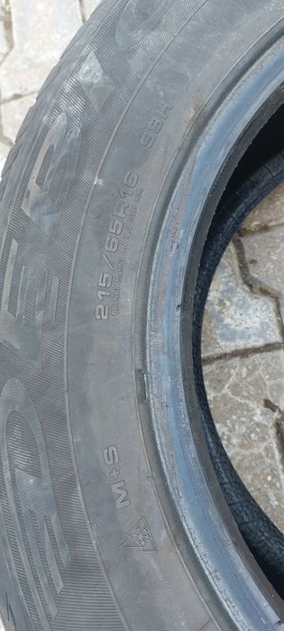 Vând cauciucuri de iarnă 215 65 R16 Duster