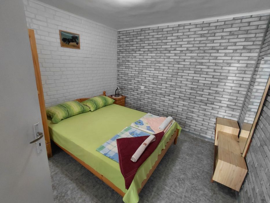 Малък летен апартамент с двор в Поморие