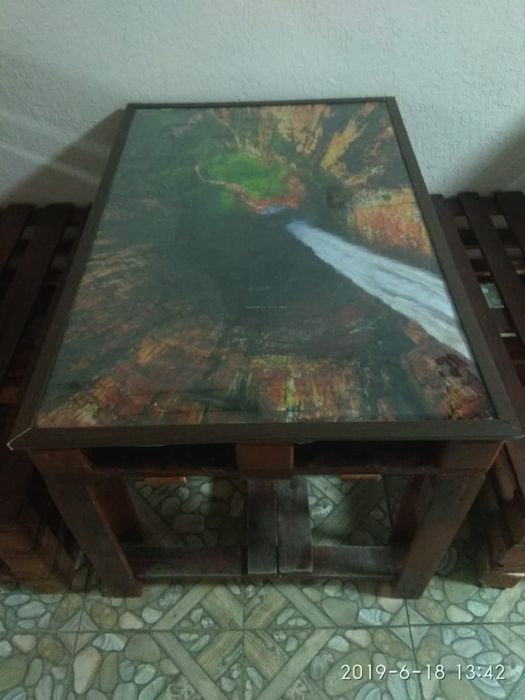 Деревяные столы и скамейки.