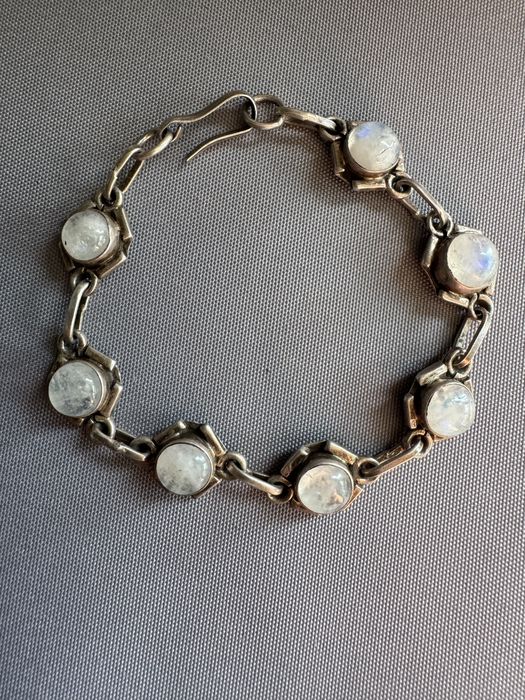 Bratara din argint si piatra lunii