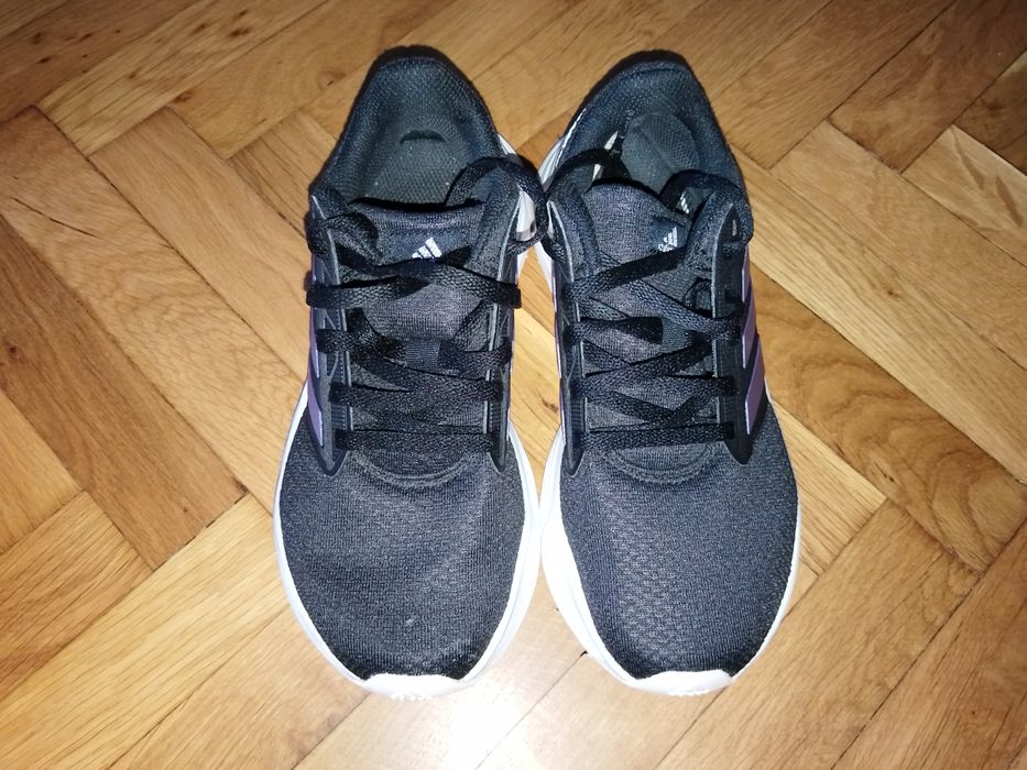 Продавам маратонки adidas