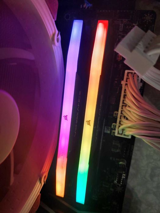32GB DDR5 6000MT/s CL36 - Corsair Vengeance RGB (XMP)
