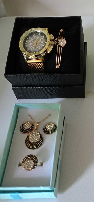 Продавам дамски комплект бижута