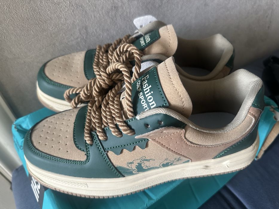 Кроссовки подойдут и девушкам и парням