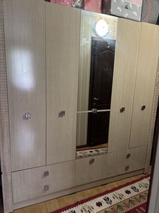 Платильный трехдверный шкаф