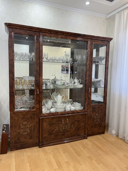 Продаётся гарнитур для гостиной (сервант, стол, комод)