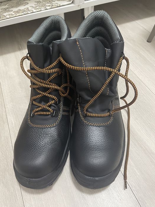 Продам спец обувь ботинки