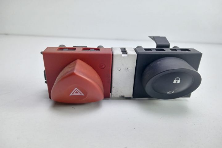 Buton avarie  inchidere centralizata 8200407415 Renault Megane a 2-a