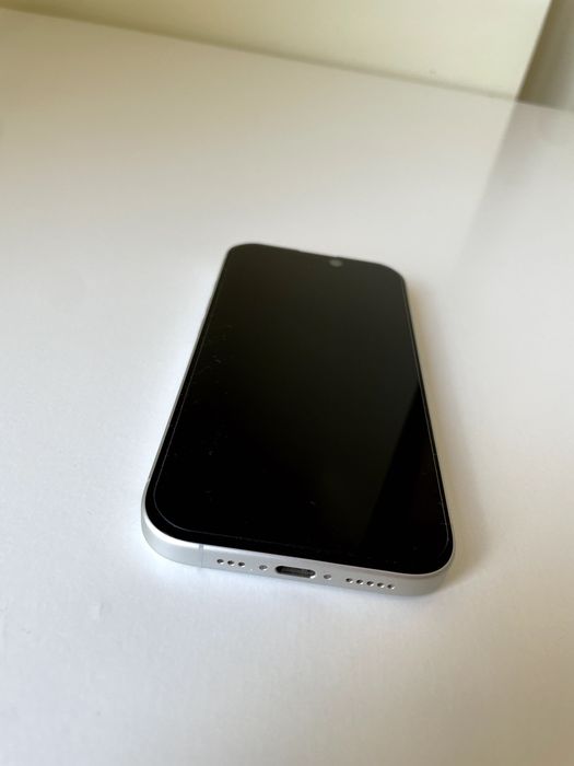 iPhone 16 / 256 GB / Alb / Stare excelentă + 6 huse