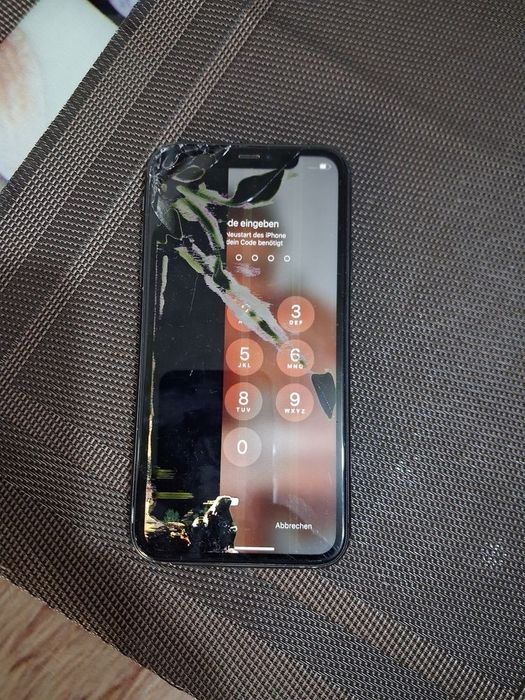 Vând iPhone11 black