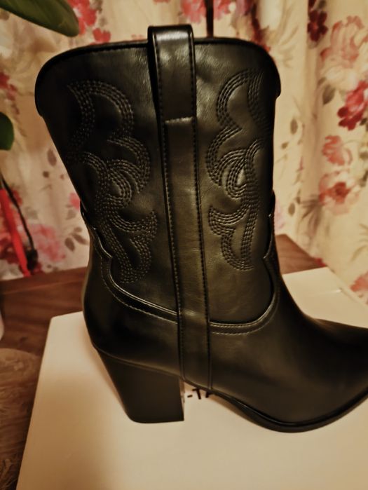 Стильные женские ботильоны-казаки