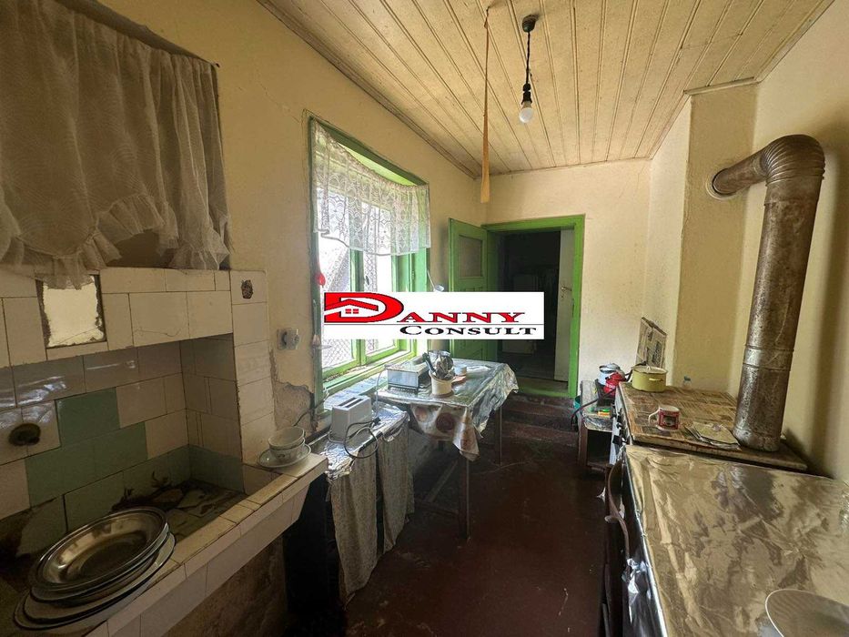 Двуетажна къща с двор и кладенец в с. Караисен