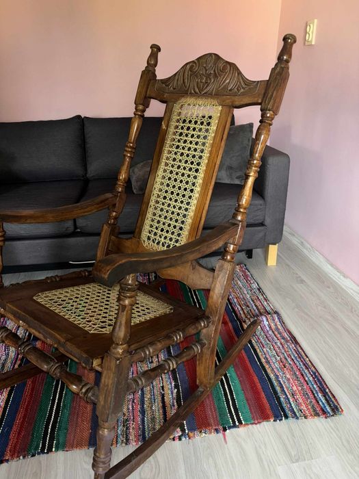 Винтидж люлеещ се стол от масивно дърво и ратан – средата на XX век
