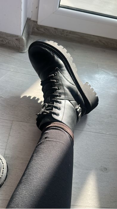 Продам ботинки женские