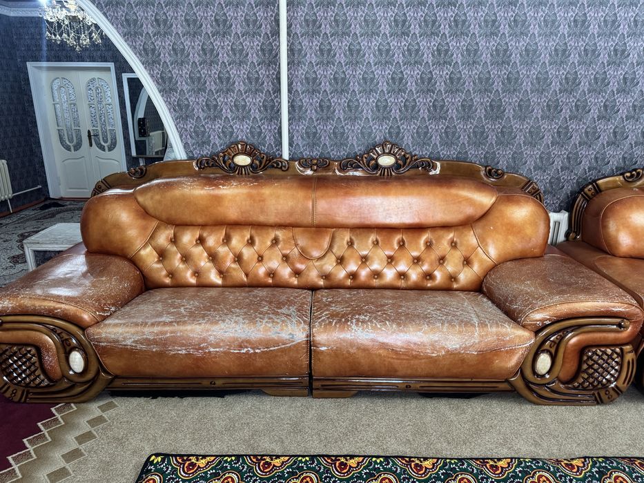 Кожаный мебель требует ремонта