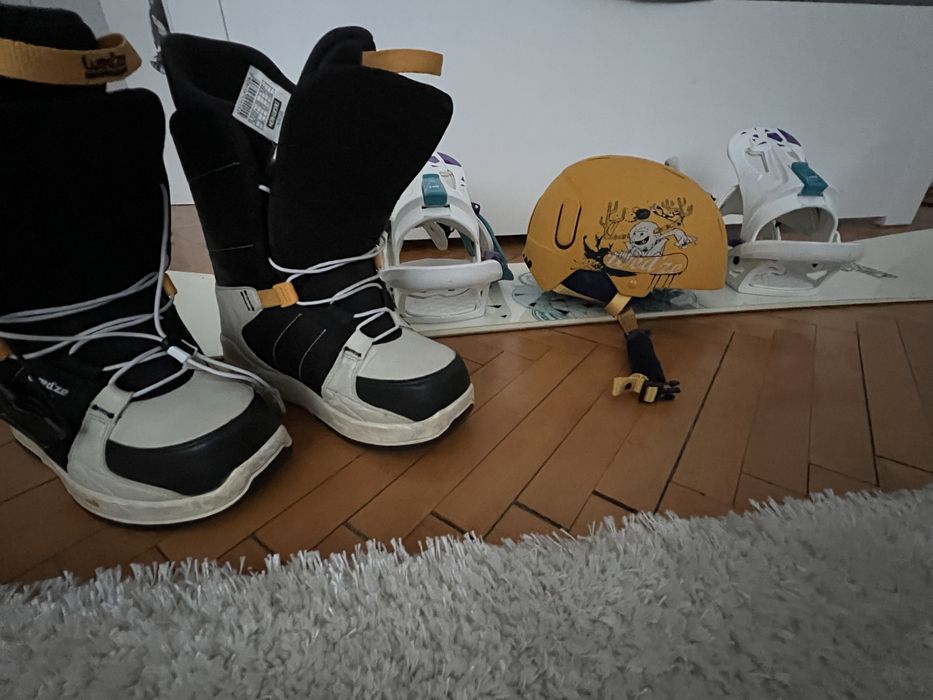 Vand placa snowboard + casca + boots