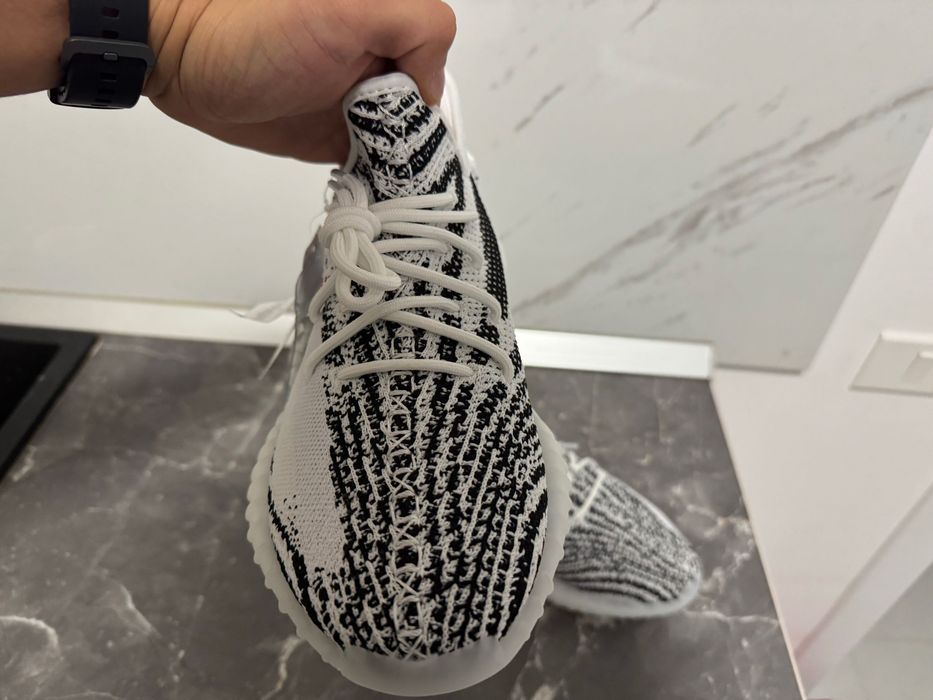 Adidasi Yeezy Boost 350 V2 Zebra - marimi 42-44 - noi, cu eticheta