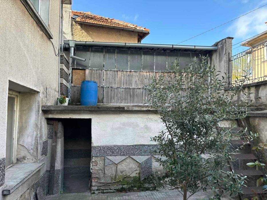 ЕТАЖ от КЪЩА с РЗП 120 кв.м, двор 150 кв.м, град Карлово