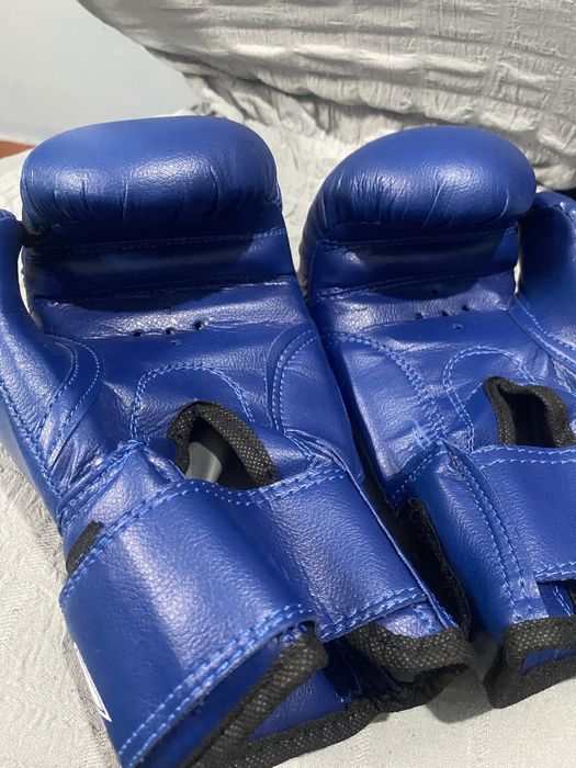 Боксерские перчатки и шлем