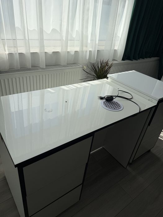 Vând masă de manichiură realizată pe comandă, ideală pentru un salon modern și elegant.