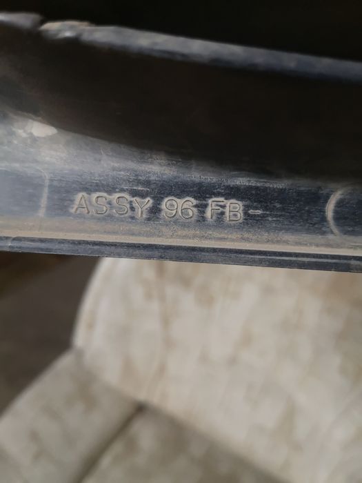 Мазда 121, гв 96, решетка радиатора