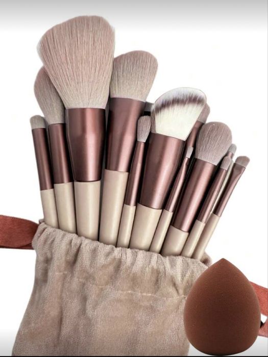 Комплект от 12 четки за професионален грим.