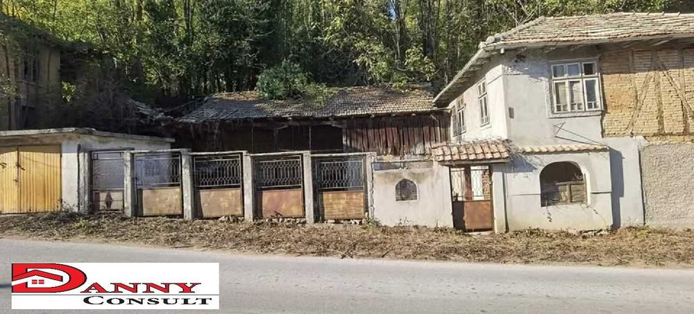 Стара къща с двор и гора в с. Орловци