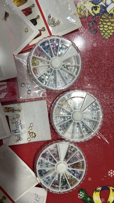 Стразы и сережки для маникюра.