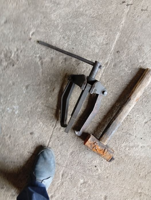 Инструменты набор ключей , съёмник.