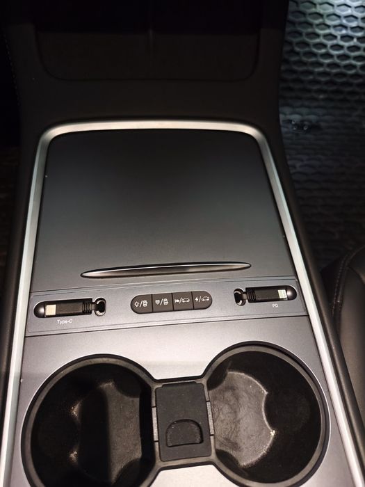 Бутони за Тесла модел 3 и у