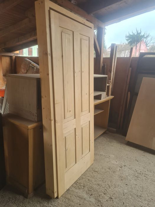 Ușă  nouă  din lemn masiv de brad