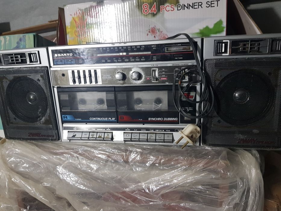 3 кассетных магнитофона.