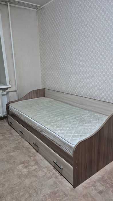 Большой письменный стол и кровать