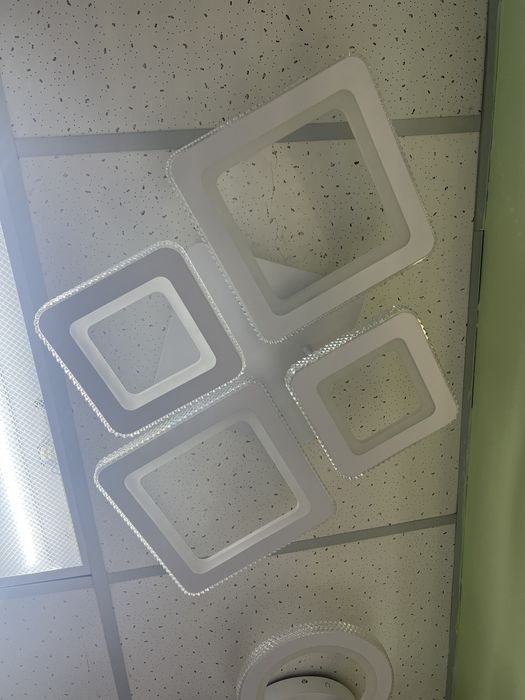 Продам люстры новые