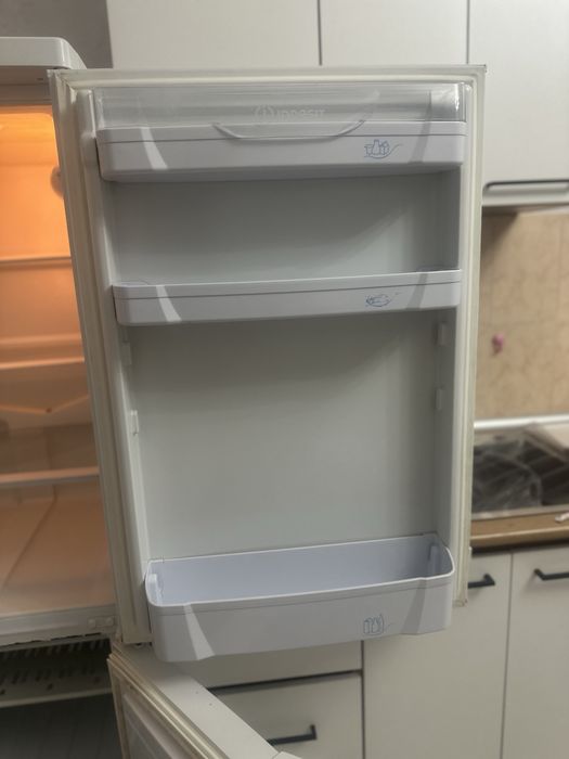 Холодильник.        .