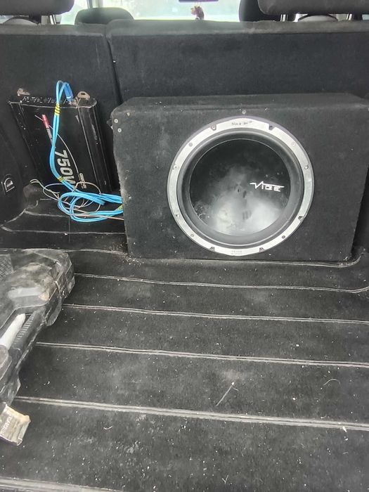 Vând stație cu tub de bass auto