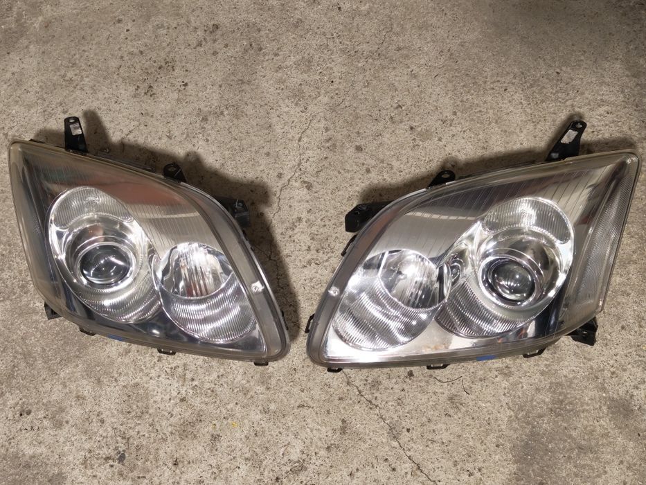 Фарове Toyota Avensis 2 T25 2003-2009г